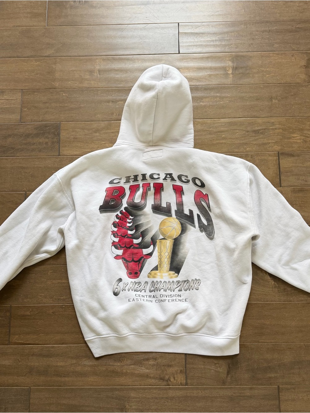 Abercrombie & Fitch White Chicago Bulls Graphic Hoodie
